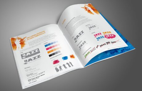 Bild: Ein 3D-Rendering einer DinA4 großen Broschüre. Das Booklet zeigt einen Auszug aus dem Design Manual für das Corporate Design des Festivals "Jazz". In der Übersicht zu sehen sind die Grundelemente wie das Logo, die Schriften, Farben und Gestaltungselemente wie die Farbsplashes und Silhouetten verschiedener musizierender Menschen mit klassischen und modernen Instrumenten.