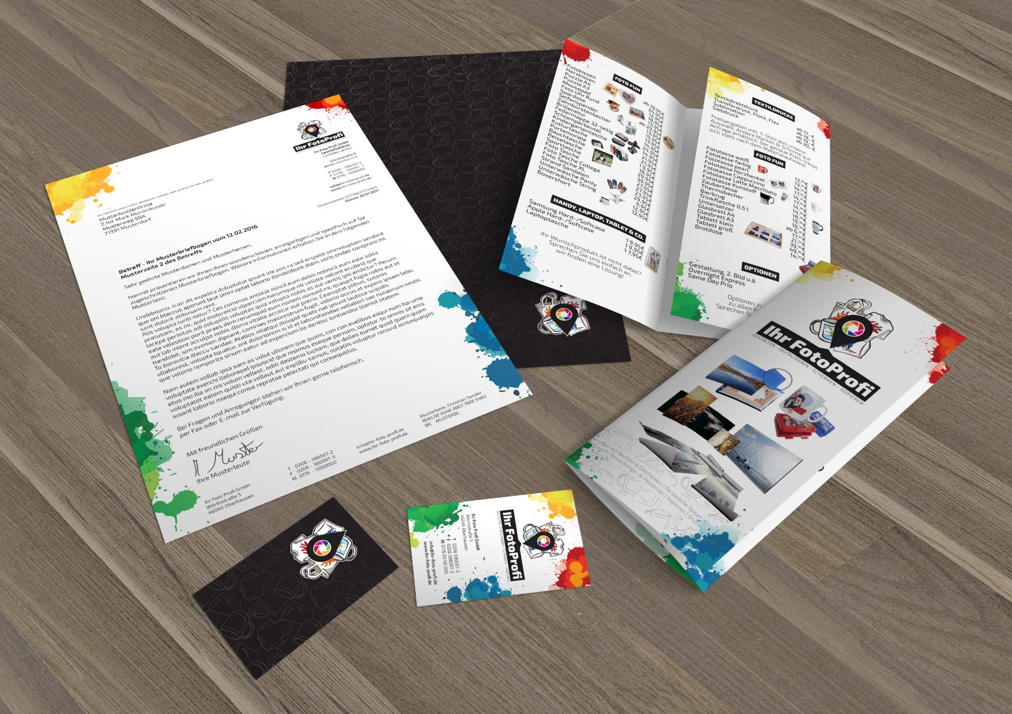 Bild: 3D-Rendering der gedruckten Materialien des Corporate Designs von "Ihr FotoProfi". Darunter ein Brief im Briefpapierdesign mit Mustertext, ein weiteres Blatt des individuellen Briefpapiers mit vollflächig bedruckter Briefrückseite, zwei Flyer die das Angebot und die Preisliste zugefaltet und offen zeigen, sowie zwei Visitenkarten in Vor- und Rückseite.