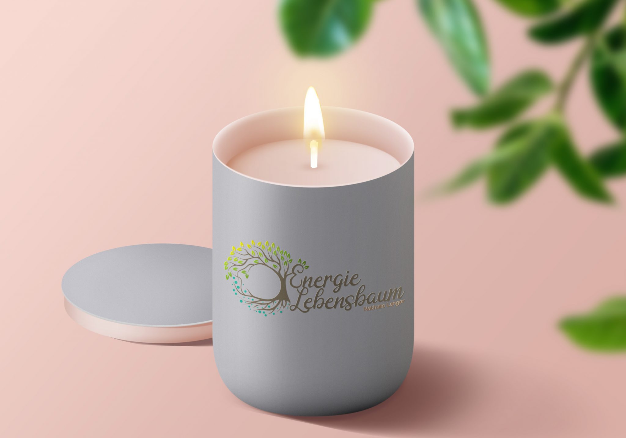Bild: Ein 3D-Rendering einer Duftkerze im Metallbehälter mit aufgedrucktem Logo.