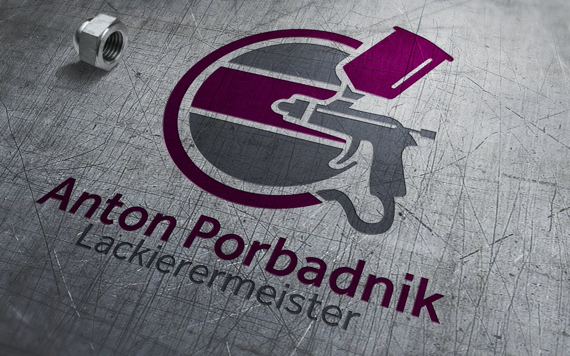 Bild: Das 3D-gerenderte Logo des Lackierermeisters eingraviert und lackiert auf einer Metalloberfläche. Das Logo selbst besteht aus einer Bildmarke die eine Lackiersprühpistole vor einem runden Hintergrund zeigt. Sie sprüht visuell einen sauber lackierten violetten Streifen auf den grauen Kreis. Darunter befinden sich der Name "Anton Porbadnik" in größer und "Lackierermeister" in kleiner.