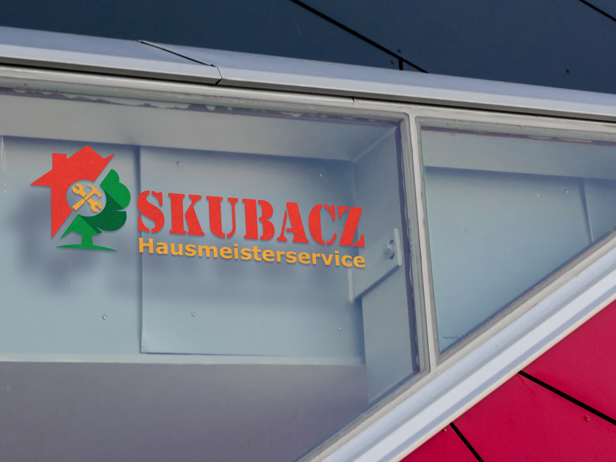 Bild: Das Logo zu Scubacz Hausmeisterservice als Fensterbeschriftung. Es besteht aus einer Bildmarke an der linken Seite, die ein rotes Haus hinter einem grünen Baum mittels eines diagonalen Schnittes verbindet, mit einem runden Freiraum in der Mitte in dem gelb gekreuzt ein Hammer und ein Schraubenschlüssel eingelassen sind. Rechts von der Bildmarke befindet sich der Name "Scubacz" in großer roter Druckschrift, die Aufschrift "Hausmeisterservice" befindet sich in Gelb in gleicher Länge darunter.