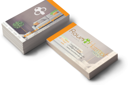 Bild: Zwei Stapel Visitenkarten die je die Front und Rückseite der schlichten Visitenkarten zeigen.