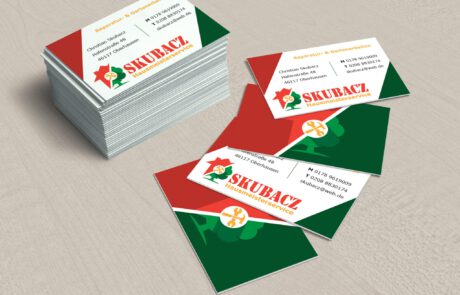 Bild: Ein Stapel Visitenkarten mit 4 aufgefächerten Visitenkarten daneben die Vorder- und Rückseite zeigen. Auf der Rückseite befindet sich das Logo des Hausmeisterservices in groß, mit einem Hintergrund der rechts randlos grün und links randlos rot je hinter dem Baum und dem Haus gefärbt ist und in der Mitte diagonal getrennt wird. Auf der Vorderseite befinden sich alle wichtigen Informationen zum Kontakt, einer Leistungsübersicht in Stichpunkten "Reparatur & Gartenarbeiten" sowie der unteren rechten Ecke in grün und der oberen linken Ecke in rot.