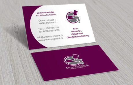 Bild: Die 2-Farbige Visitenkarte in Violett und Grau des Lackierermeisters in zweifacher Ausführung. Sie zeigt die vollflächig gefärbte Rückseite mit mittigem Logo. Die Vorderseite zeigt das Logo, alle wichtigen Kontaktdaten sowie den Leistungsumfang in Stichpunkten mit einer Seitenveredelung in der Farbe der Rückseite.