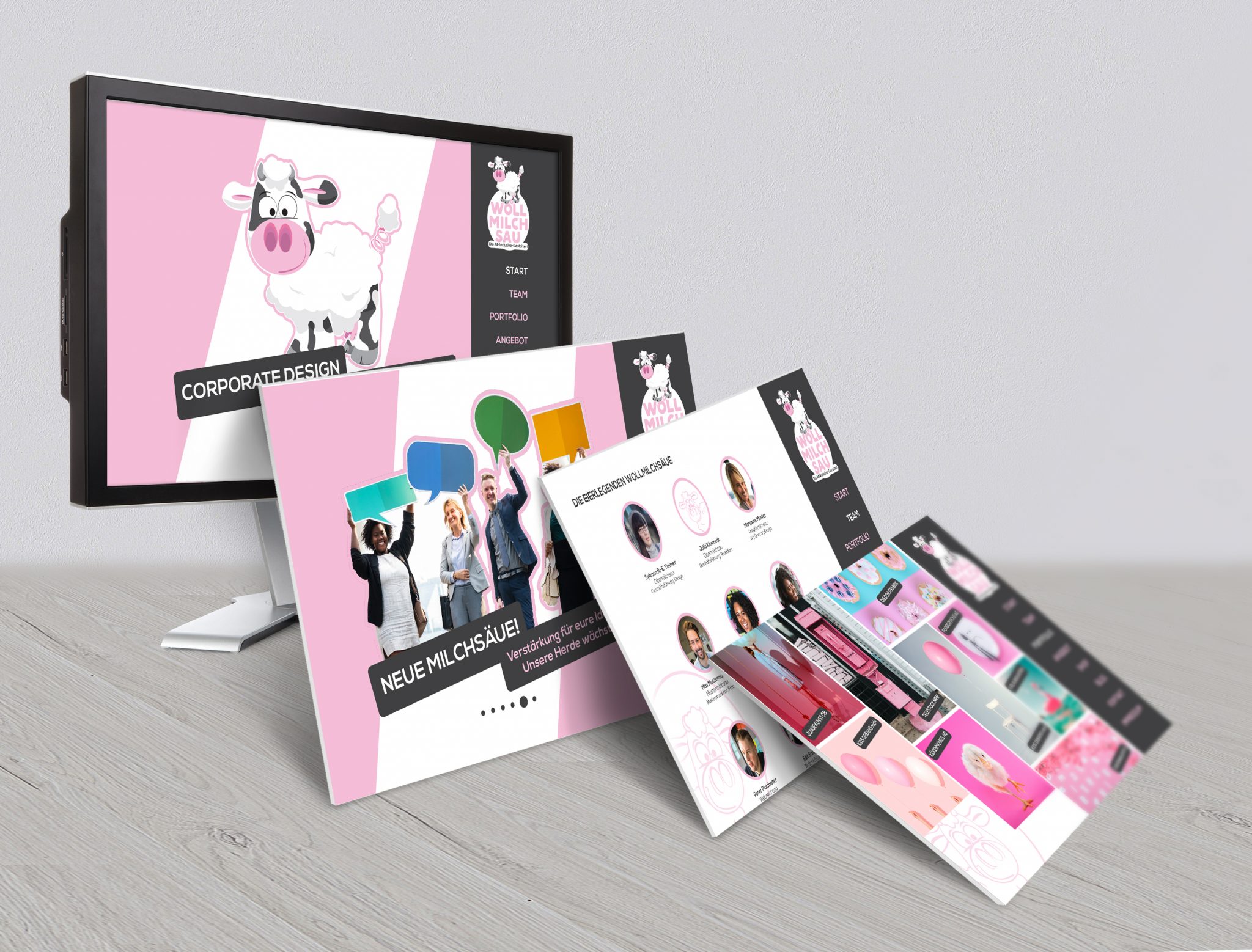 Bild: Ein 3D-gerenderter PC-Bildschirm der die Webseite der Wollmilchsäue zeigt. Das Webdesign steht jedoch noch in einzelnen Auszügen wie auf Karton gedruckt anlehnend vor dem Bildschirm und zeigt weitere Impressionen der farblich frischen Webseite.