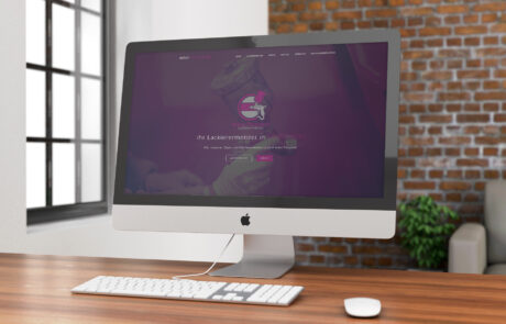 Bild: Ein Mac Bildschirm auf dem die Webseite des Lackierermeisters zu erkennen ist, mit der Aufschrift "Ihr Lackierermeister in Mettmann".