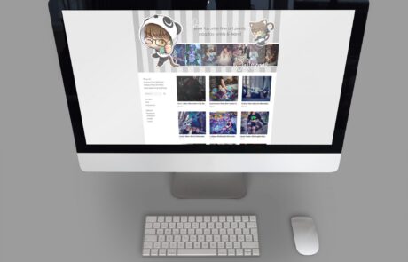 Bild: Ein Mac Bildschirm auf dem ein kleiner Shop abgebildet ist. Das Webdesign hält sich in ruhigen hellen Grautönen im Hintergrund um den Blick auf die farbenfrohen Prints des Shops zu lenken.